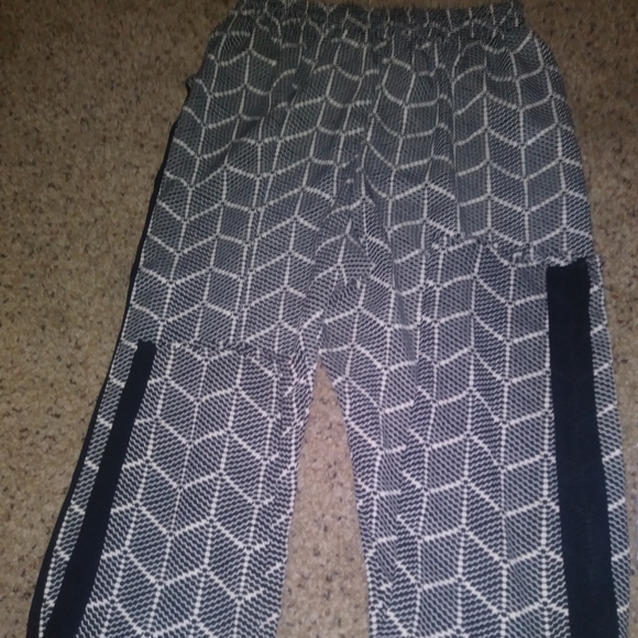 Romeo&Juliet Black & White Stretchy Print Pants - Picture 3 of 3